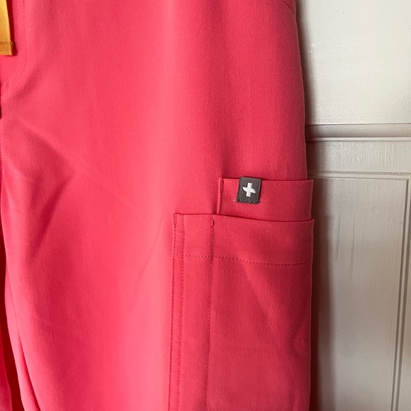 FIGS Limited Edition Yola Skinny Scrub Pants in Neon Pink. Size Small/Tall - Picture 7 of 7